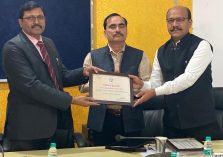 Moradabad Commissioner Awarding Prize;?>