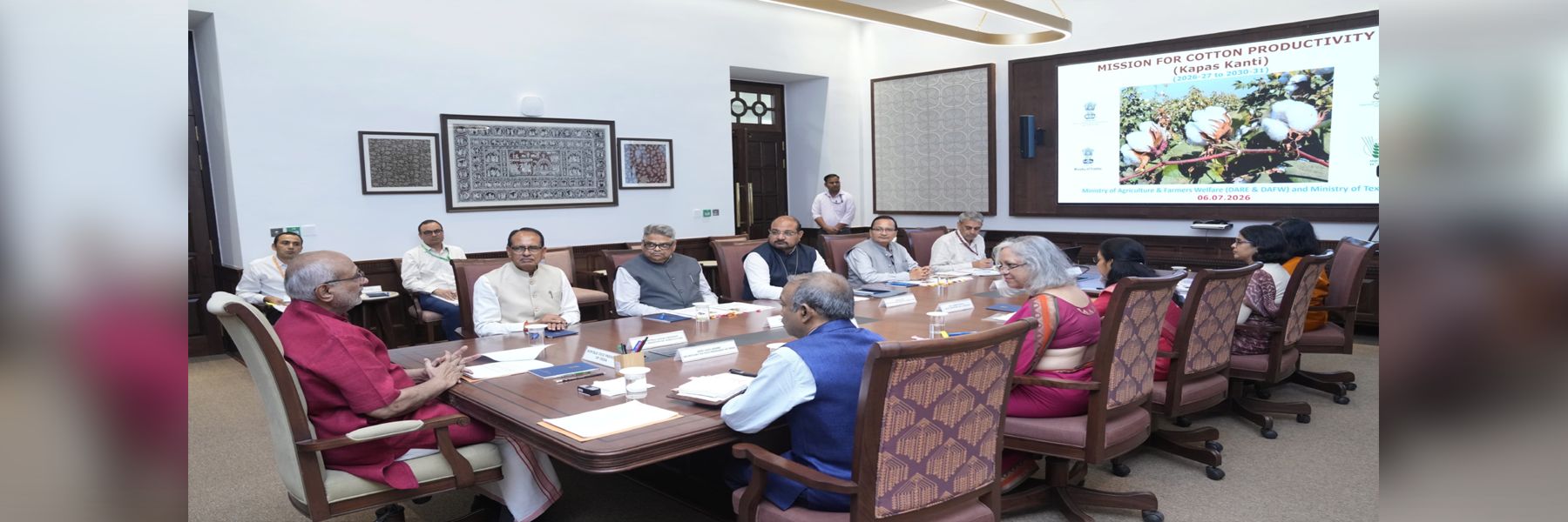 Vice President Shri C. P. Radhakrishnan was briefed on the Mission for Cotton Productivity (Kapas Kanti) by Union Minister of Agriculture & Farmers