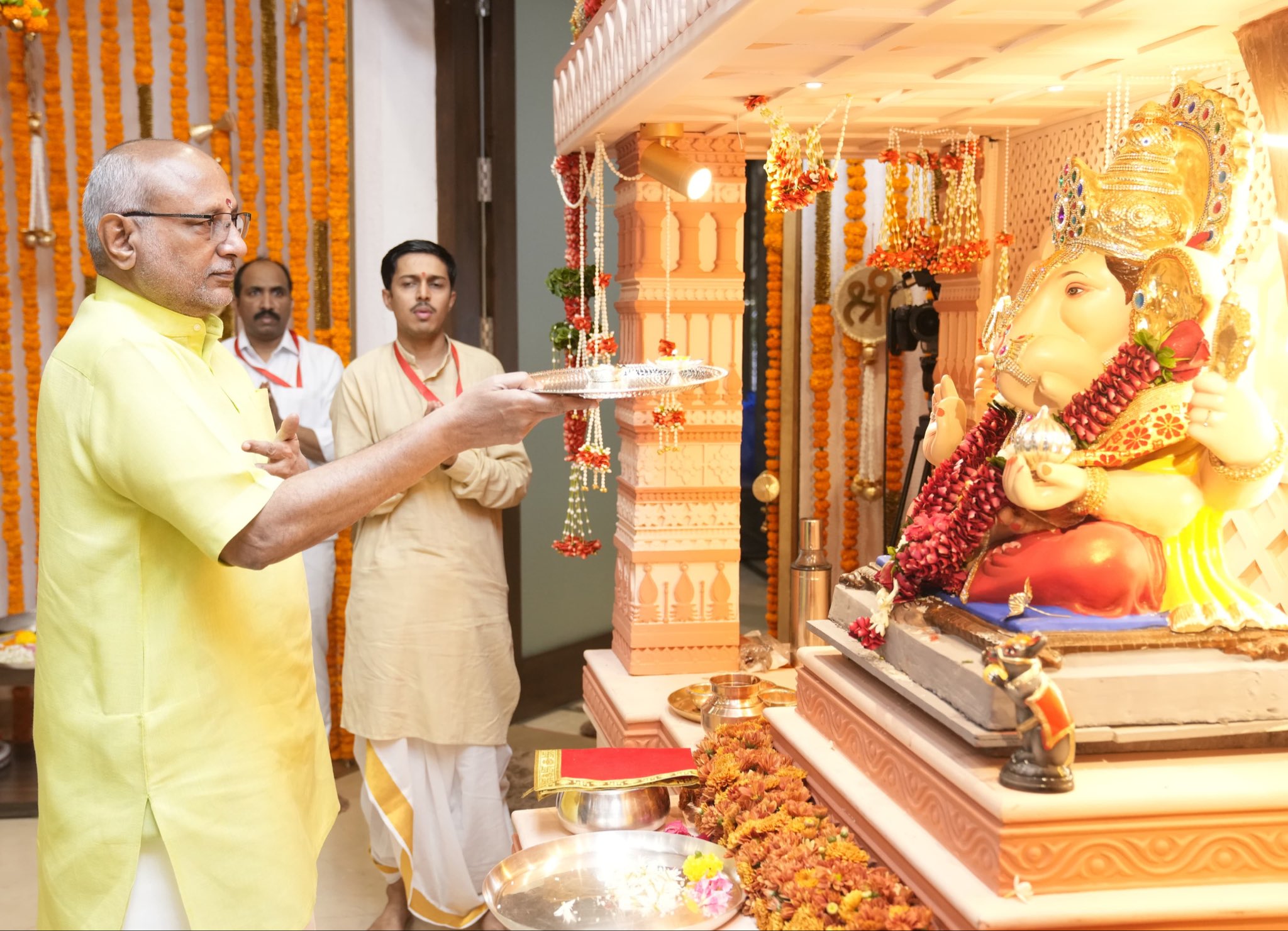 Vice President Shri C. P. Radhakrishnan offered prayers to Lord Ganesha at the residence of Maharashtra Chief Minister Shri Devendra Fadnavis during his visit to Mumbai on 18.09.2026