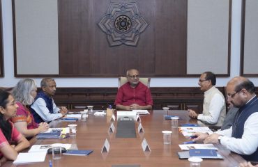 Vice President Shri C. P. Radhakrishnan was briefed on the Mission for Cotton Productivity (Kapas Kanti) by Union Minister of Agriculture & Farmers' Welfare and Rural Development Shri Shivraj Singh Chouhan and senior officials of the Ministries of Agriculture & Farmers' Welfare and Textiles at Uprashtrapati Bhavan on 07.07.2026
