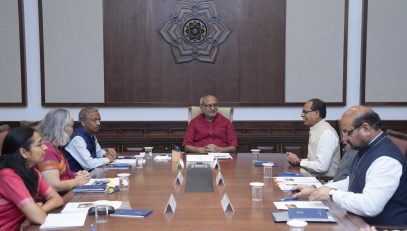 Vice President Shri C. P. Radhakrishnan was briefed on the Mission for Cotton Productivity (Kapas Kanti) by Union Minister of Agriculture & Farmers' Welfare and Rural Development Shri Shivraj Singh Chouhan and senior officials of the Ministries of Agriculture & Farmers' Welfare and Textiles at Uprashtrapati Bhavan on 07.07.2026