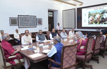 Vice President Shri C. P. Radhakrishnan was briefed on the Mission for Cotton Productivity (Kapas Kanti) by Union Minister of Agriculture & Farmers' Welfare and Rural Development Shri Shivraj Singh Chouhan and senior officials of the Ministries of Agriculture & Farmers' Welfare and Textiles at Uprashtrapati Bhavan on 07.07.2026