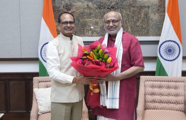 Vice President Shri C. P. Radhakrishnan was briefed on the Mission for Cotton Productivity (Kapas Kanti) by Union Minister of Agriculture & Farmers' Welfare and Rural Development Shri Shivraj Singh Chouhan and senior officials of the Ministries of Agriculture & Farmers' Welfare and Textiles at Uprashtrapati Bhavan on 07.07.2026