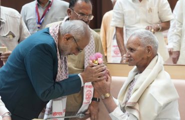The Vice President Shri C. P. Radhakrishnan honoured the former and sitting Members of the Rajasthan Legislative Assembly during the Valedictory Session of Vidhayi Gaurav Yatra on 15.07.2026