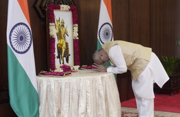 Vice President Shri C. P. Radhakrishnan paid floral tributes to freedom fighter Dheeran Chinnamalai at the Uprashtrapati Bhavan on the occasion of his death anniversary (03.08.2026)