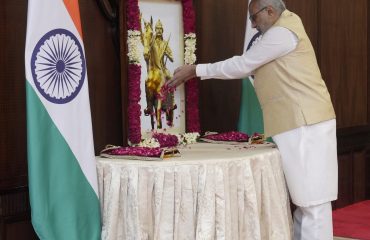 Vice President Shri C. P. Radhakrishnan paid floral tributes to freedom fighter Dheeran Chinnamalai at the Uprashtrapati Bhavan on the occasion of his death anniversary (03.08.2026)