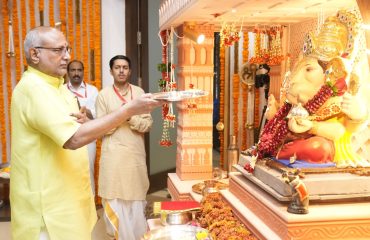 Vice President Shri C. P. Radhakrishnan offered prayers to Lord Ganesha at the residence of Maharashtra Chief Minister Shri Devendra Fadnavis during his visit to Mumbai on 18.09.2026