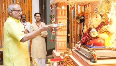 Vice President Shri C. P. Radhakrishnan offered prayers to Lord Ganesha at the residence of Maharashtra Chief Minister Shri Devendra Fadnavis during his visit to Mumbai on 18.09.2026