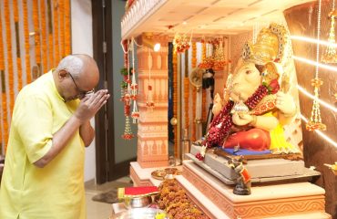 Vice President Shri C. P. Radhakrishnan offered prayers to Lord Ganesha at the residence of Maharashtra Chief Minister Shri Devendra Fadnavis during his visit to Mumbai on 18.09.2026