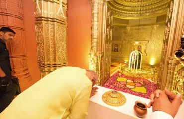 Vice President Shri C. P. Radhakrishnan ji offered prayers to Ganpati Bappa at the Vandre Paschim Sarvajanik Ganeshotsav Mandal in Bandra West, Mumbai, on 18.09.2026