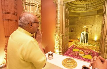 Vice President Shri C. P. Radhakrishnan ji offered prayers to Ganpati Bappa at the Vandre Paschim Sarvajanik Ganeshotsav Mandal in Bandra West, Mumbai, on 18.09.2026