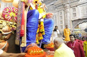 Vice-President Shri C. P. Radhakrishnan had darshan and offered prayers to Lalbaugcha Raja Ganpati ji in Mumbai on 18.09.2026