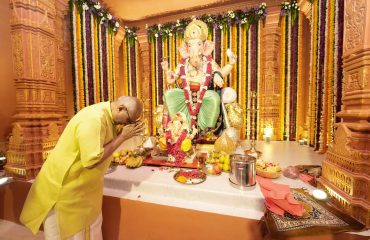 Vice President Shri C. P. Radhakrishnan ji offered prayers to Ganpati Bappa at the Vandre Paschim Sarvajanik Ganeshotsav Mandal in Bandra West, Mumbai, on 18.09.2026