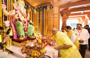 Vice President Shri C. P. Radhakrishnan ji offered prayers to Ganpati Bappa at the Vandre Paschim Sarvajanik Ganeshotsav Mandal in Bandra West, Mumbai, on 18.09.2026