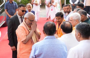 Vice President Shri C. P. Radhakrishnan visited Vedavyasa Gurukulam in New Delhi and met Sri Sri Vishwaprasanna Tirtha Swamiji of Sri Pejavara Adhokshaja Matha, Udupi on 23.09.2026