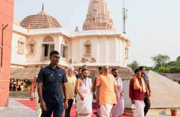 Vice President Shri C. P. Radhakrishnan visited Vedavyasa Gurukulam in New Delhi and met Sri Sri Vishwaprasanna Tirtha Swamiji of Sri Pejavara Adhokshaja Matha, Udupi on 23.09.2026
