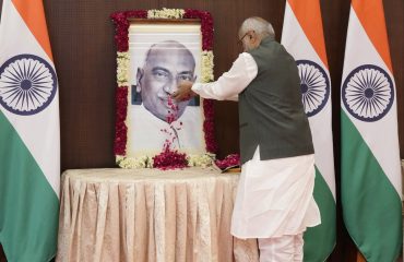 Vice President Shri C. P. Radhakrishnan paid tributes to thiru K. Kamaraj Ji on his death anniversary at Uprashtrapati Bhavan on 02.10.2026