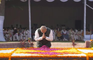 Vice President Shri C. P. Radhakrishnan paid tributes to former Prime Minister Shri Lal Bahadur Shastri Ji on his birth anniversary at Vijay Ghat on 02.10.2026