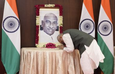 Vice President Shri C. P. Radhakrishnan paid tributes to thiru K. Kamaraj Ji on his death anniversary at Uprashtrapati Bhavan on 02.10.2026