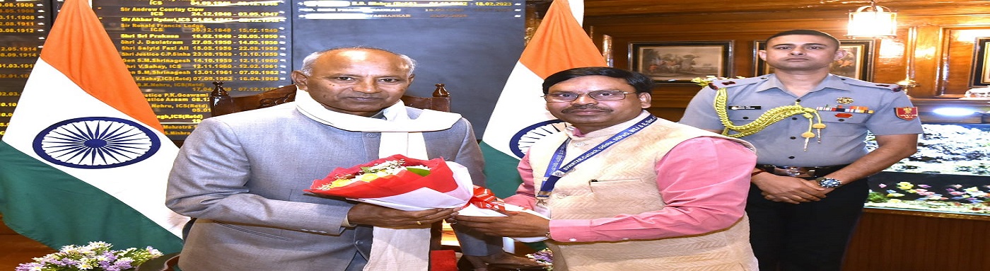 PHOTO WITH GOVERNOR