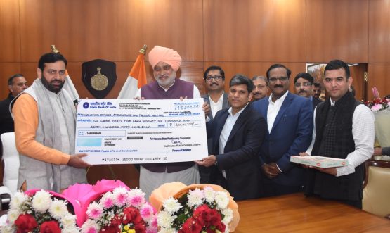 Haryana State Warehousing Corporation hands over cheque of Rs 2.35 crore to Haryana Honorable CM as dividend for the financial year 2021-22