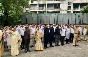 ध्वजारोहण समारंभात एसआरए ठाणेचे माननीय मुख्य कार्यकारी अधिकारी,  इतर अधिकारी आणि कर्मचारी