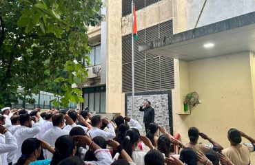 ध्वजारोहण समारंभात एसआरए ठाणेचे माननीय मुख्य कार्यकारी अधिकारी,  इतर अधिकारी आणि कर्मचारी