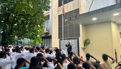 ध्वजारोहण समारंभात एसआरए ठाणेचे माननीय मुख्य कार्यकारी अधिकारी,  इतर अधिकारी आणि कर्मचारी