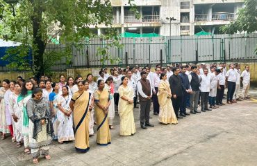 ध्वजारोहण समारंभात एसआरए ठाणेचे माननीय मुख्य कार्यकारी अधिकारी,  इतर अधिकारी आणि कर्मचारी