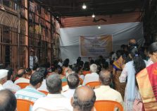 कार्यक्रमात उपस्थित लाभार्थी आणि नागरिकांना संबोधित करताना सक्षम प्राधिकारी-४ श्रीमती मीनल पलांडे;?>