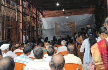 कार्यक्रमात उपस्थित लाभार्थी आणि नागरिकांना संबोधित करताना सक्षम प्राधिकारी-४ श्रीमती मीनल पलांडे