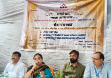कार्यक्रमात उपस्थित लाभार्थी आणि नागरिकांना संबोधित करताना सक्षम प्राधिकारी-४ श्रीमती मीनल पलांडे;?>