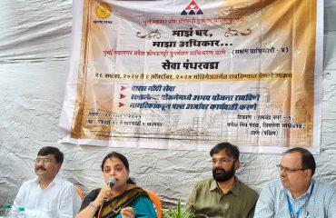 कार्यक्रमात उपस्थित लाभार्थी आणि नागरिकांना संबोधित करताना सक्षम प्राधिकारी-४ श्रीमती मीनल पलांडे