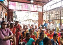 कार्यक्रमाला मोठ्या संख्येने उपस्थित नागरिक आणि लाभार्थी;?>