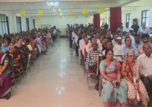 फ्लॅट वाटपाच्या सोडतीला उपस्थित असलेले समन्वय को-ऑपरेटिव्ह हाउसिंग सोसायटी लि. आणि मित्रधाम को-ऑपरेटिव्ह हाउसिंग सोसायटी लि. येथील पात्र लाभार्थी, पदाधिकारी आणि नागरिक.