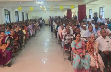 फ्लॅट वाटपाच्या सोडतीला उपस्थित असलेले समन्वय को-ऑपरेटिव्ह हाउसिंग सोसायटी लि. आणि मित्रधाम को-ऑपरेटिव्ह हाउसिंग सोसायटी लि. येथील पात्र लाभार्थी, पदाधिकारी आणि नागरिक.