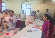 फ्लॅट वाटपाच्या सोडतीवेळी मुंबई महानगर प्रदेश झोपडपट्टी पुनर्वसन प्राधिकरणाच्या ठाणे कार्यालयातील अधिकारी आणि कर्मचारी उपस्थित होते.