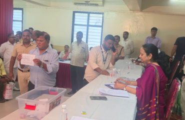 फ्लॅट वाटपाच्या सोडतीवेळी मुंबई महानगर प्रदेश झोपडपट्टी पुनर्वसन प्राधिकरणाच्या ठाणे कार्यालयातील अधिकारी आणि कर्मचारी उपस्थित होते.