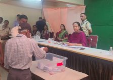 फ्लॅट वाटपाच्या सोडतीवेळी मीनल संख्ये (अध्यक्षा, नौपाडा-कोपरी प्रभाग समिती), सहकारी अधिकारी दिपाली भाले, 'समन्वय' आणि 'मित्रधाम' सहकारी गृहनिर्माण संस्थांचे पदाधिकारी व लाभार्थी उपस्थित होते.