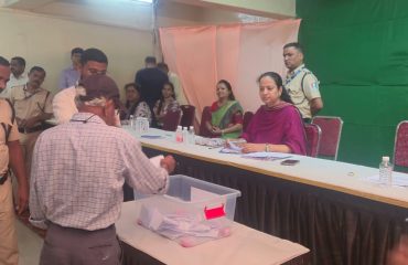 फ्लॅट वाटपाच्या सोडतीवेळी मीनल संख्ये (अध्यक्षा, नौपाडा-कोपरी प्रभाग समिती), सहकारी अधिकारी दिपाली भाले, 'समन्वय' आणि 'मित्रधाम' सहकारी गृहनिर्माण संस्थांचे पदाधिकारी व लाभार्थी उपस्थित होते.