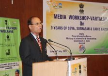 Dr.L.P.Sharma, State Informatics Officer Presenting PIB Workshop, Gangtok;?>