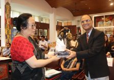 Dr.L.P.Sharma, State Informatics Officer Receiving a gift from PIB ADG , Gangtok;?>