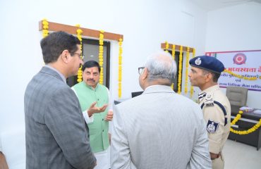 26 जून 2025 को इंदौर पुलिस कमिश्नरेट में माननीय मुख्यमंत्री डॉ. मोहन यादव एवं माननीय न्यायमूर्ति संजीव सचदेवा द्वारा सामुदायिक मध्यस्थता केंद्र का उद्घाटन