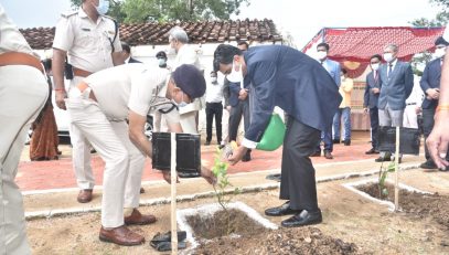 एमपीएचसी के माननीय मुख्य न्यायाधीश द्वारा केंद्रीय जेल में राज्यव्यापी पौधारोपण का उद्घाटन (11-07-2022)