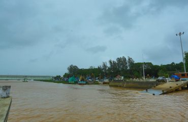 Moti Daman Jetty lake