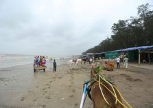 Jampore Beach crowded;?>