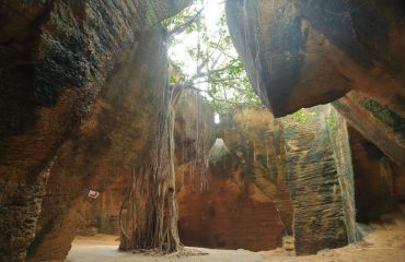 नैदा गुफाओं का दृश्य
