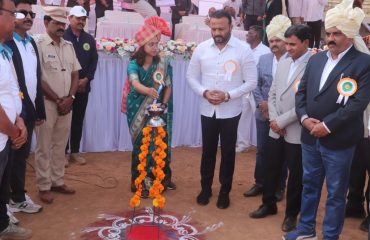 Smt. Yashni Nagarajan Lighting the lamp