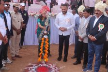Smt. Yashni Nagarajan Lighting the lamp;?>