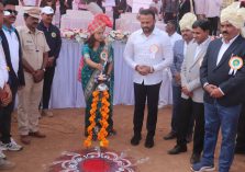 Smt. Yashni Nagarajan Lighting the lamp;?>